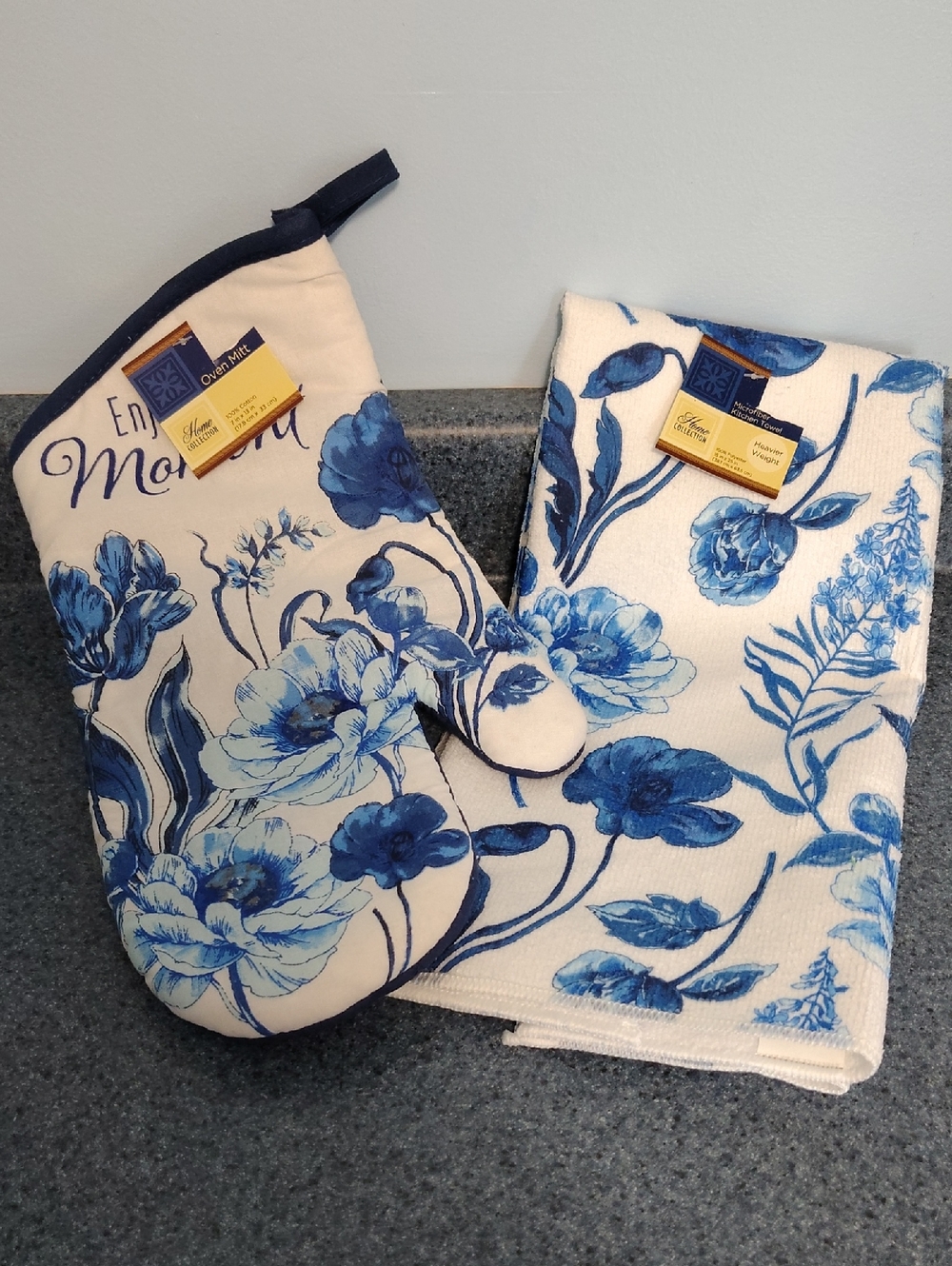 Home Collection Blue Floral Oven Mitt and Dish Towel Set